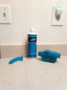 Park Tool CB-4 Bicycle Chain and Component Cleaning Fluid + Chain Cleaning Tool